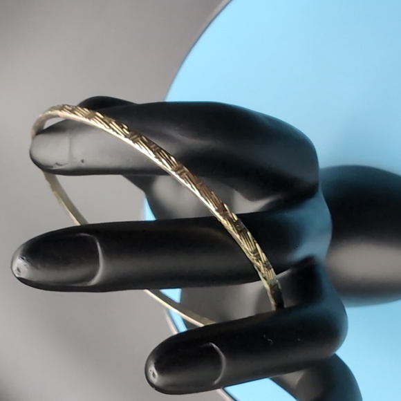 💵2/$10Bundle and Save💵 Gold Toned Textured Bangle Jingle Bracelet - Picture 4 of 7